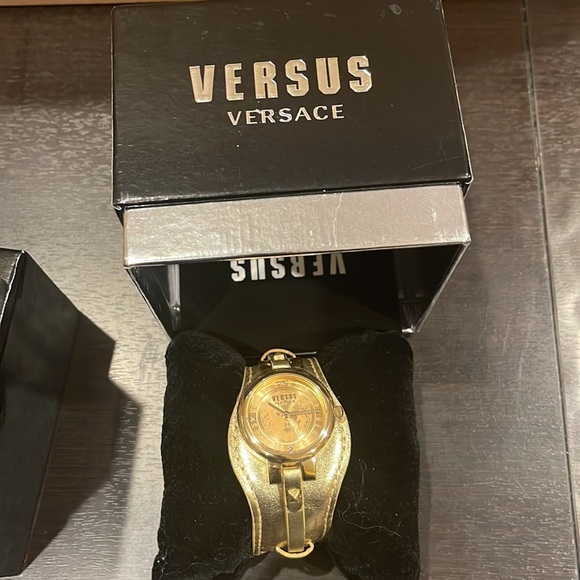 AUTHENTIC Versus Versace watch gold tone item number VSPGR2318 NWT WOMENS - Picture 2 of 6